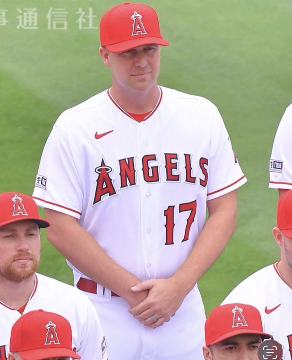 woke up thinking about the fake ohtani they used for picture day one season