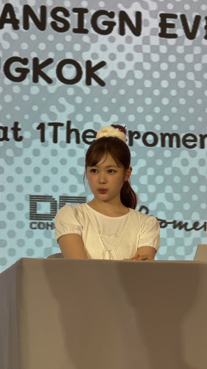 ขอชมว่าเยอนพูดอังกฤษเก่งขึ้นมากกกกกกกกก ชีกลายเป็นลูกคุณเลยอ่ะ คุยสนุกขึ้นแบบ 300% ชีไม่อินโทเวิด ชีเป็นอินเตอเน็ตเลยอ่ะ