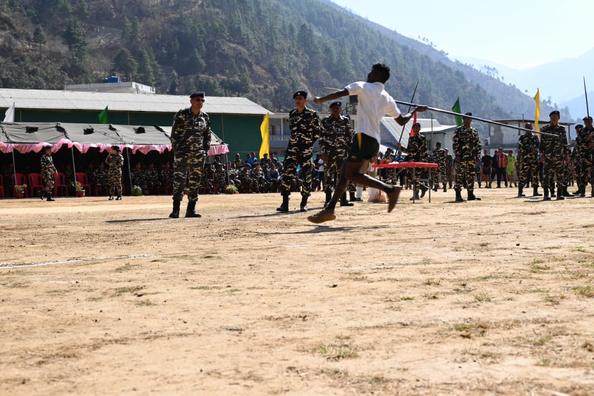 दिनांक 13 फरवरी 2026 को अंतर-समवाय एथलेटिक्स प्रतियोगिता के द्वितीय दिवस का सफल आयोजन किया गया।
प्रतियोगिता के अंतर्गत भाला फेंक, रिले दौड़ तथा 1600 मीटर दौड़ जैसी विभिन्न स्पर्धाएं आयोजित की गईं, जिनमें प्रतिभागियों ने उत्कृष्ट प्रदर्शन एवं खेल भावना का परिचय दिया।