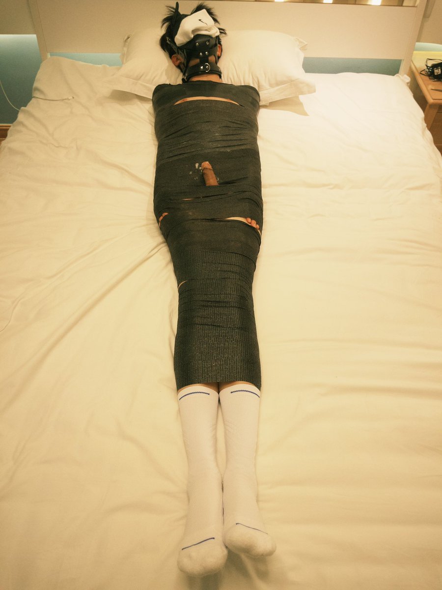gjtjbhblddw's tweet photo. 【12】被木乃伊束缚的弟弟毫无抵抗力，只能闻着两双大臭脚，被狠狠🐢责对待。马具头套里面暗藏口球，根本不能吐出求饶，只能无声的享受了。（有🐍和责）
弟弟：@zhinengsaiyigen 
替身s：@inuyasha_nj 
给大家当6000粉丝福利啦 https://t.co/jcxP7i9SqS