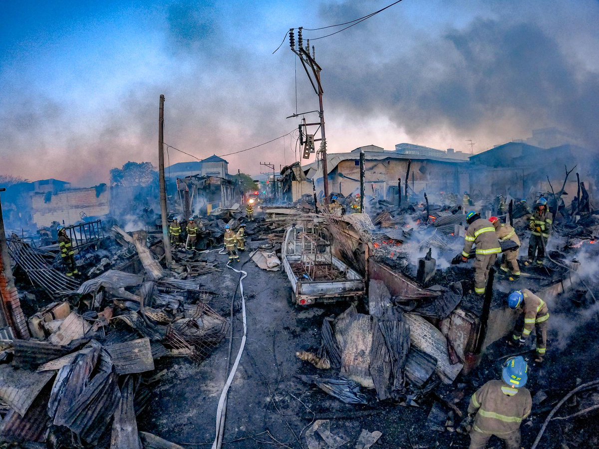 #Nacionales | 👨‍🚒🚒 El incendio de gran magnitud ocurrido esta madrugada en el sector de la 6.ª Avenida Sur, San Salvador Centro, dejó tres personas fallecidas.

De acuerdo con el director del Cuerpo de @Bomberos, Baltazar Solano, las víctimas son dos adultos y un menor de edad,