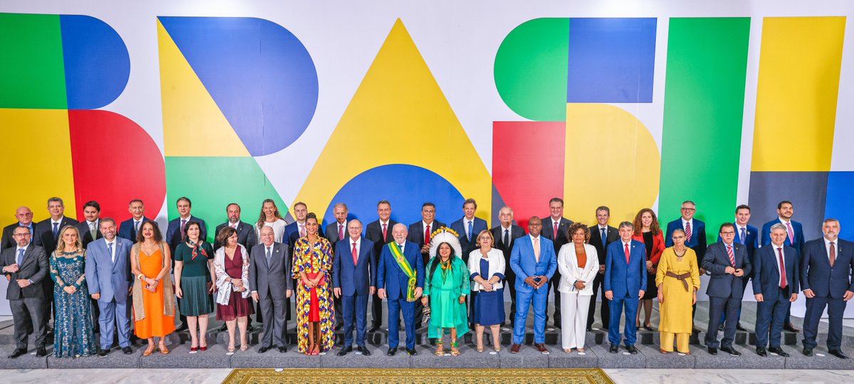 🇧🇷 Lula veta participação de todos os ministros no desfile da Acadêmicos de Niterói, que terá como enredo a trajetória do presidente. A exceção é Janja, que, apesar de ser primeira-dama, não tem cargo público.

O presidente barrou também o uso de jatinhos da FAB: quem quiser ir,