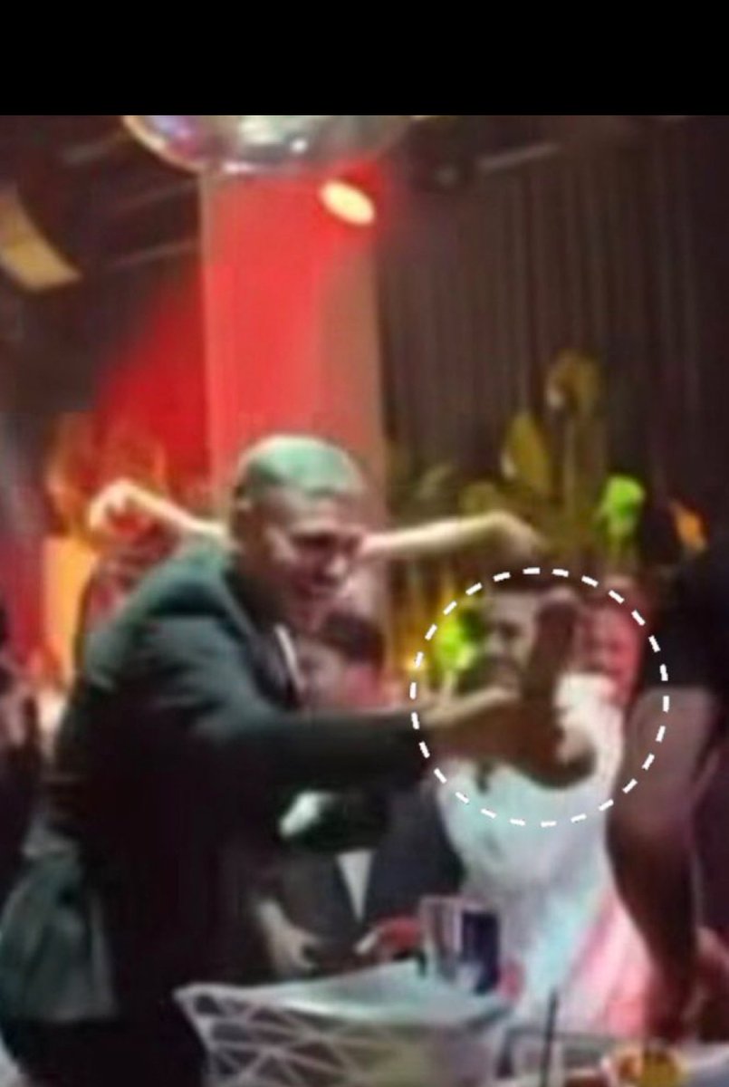 Aynı hafta içinde Fenerbahçe'nin ve Galatasaray'ın gerçekleştirdiği doğum günü kutlamaları.

Çocukların örnek alması gereken kişiler ortada..