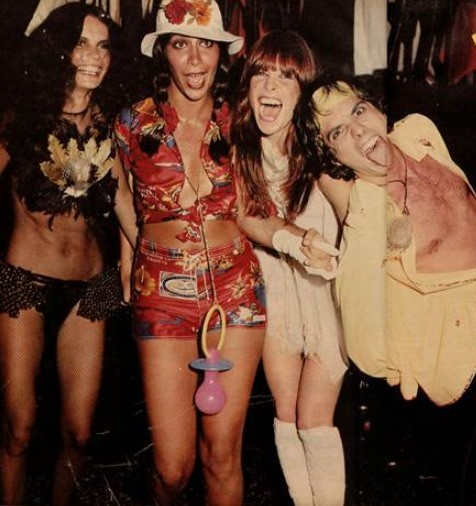 A Mocidade homenageia Rita Lee. Aqui outros carnavais de Rita. Na 1ª foto, desfilando pelo Salgueiro em 1974. A outra é quatro anos depois no Baile do Pão de Açúcar com Naila Skorpio e Sandra Frenéticas Pera. E o moçoilo? É Roberto Carvalho e o romance dos dois começou por aí