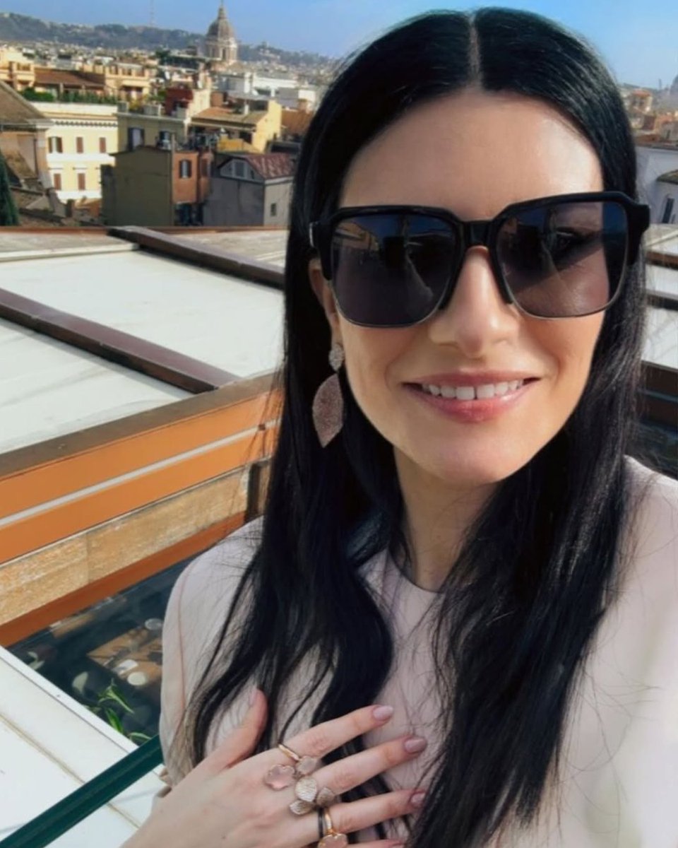 BienvenidoLPAR's tweet photo. LAURA PAUSINI EN EL QUIRINALE🇮🇹
#LauraPausini y #CarloConti en el encuentro con el presidente #Matarella ✨ https://t.co/jew6Jrf051