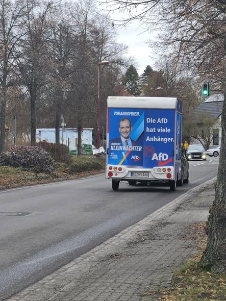 Ferika0409's tweet image. Ich wollte euch mal eine kleine Freude bereiten 😂
"Schitt, die Brücke hat nur 2,50 m!" "Na und, siehst Du irgendwo nen Bullen?"