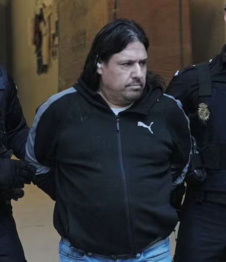 Este es Alberto S. M., el presunto secuestrador, torturador y violador de Salma, durante casi dos años.

Según la denunciante habría llegado a degollar un gato y descuartizarlo delante de ella como advertencia.

Todo mi apoyo a esta mujer marroquí que ha vivido un infierno en mi