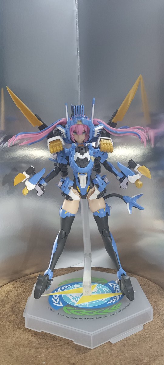 斬山碧＆ブレードライガーの完全合体を目指したよ！

胸のライガー頭部は本来の胸の真ん中の黒い布地部分と胸の下の隙間に引っかかるようにして装着！

あまりパーツはない！

#ゾイド
#メタモルバース
#コトブキヤ
#プラモデル
