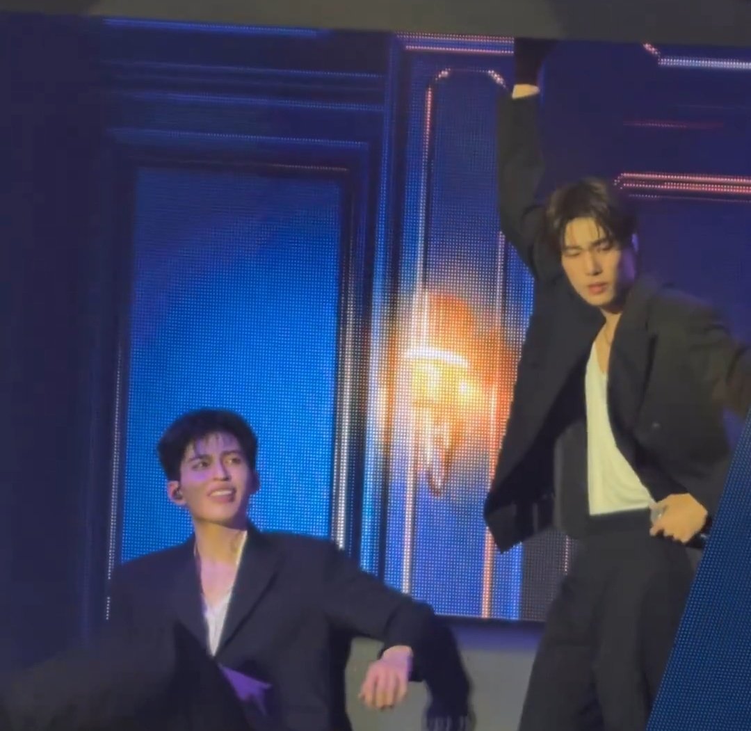 Lov_is_JD's tweet photo. Te entiendo Pond. Solo tenerlo asi a Phuwin 🫦

PHUWIN RISING RISERCON

#RISERCONCERTD1 
#phuwintang #ppnaravit https://t.co/FtDes9K43K