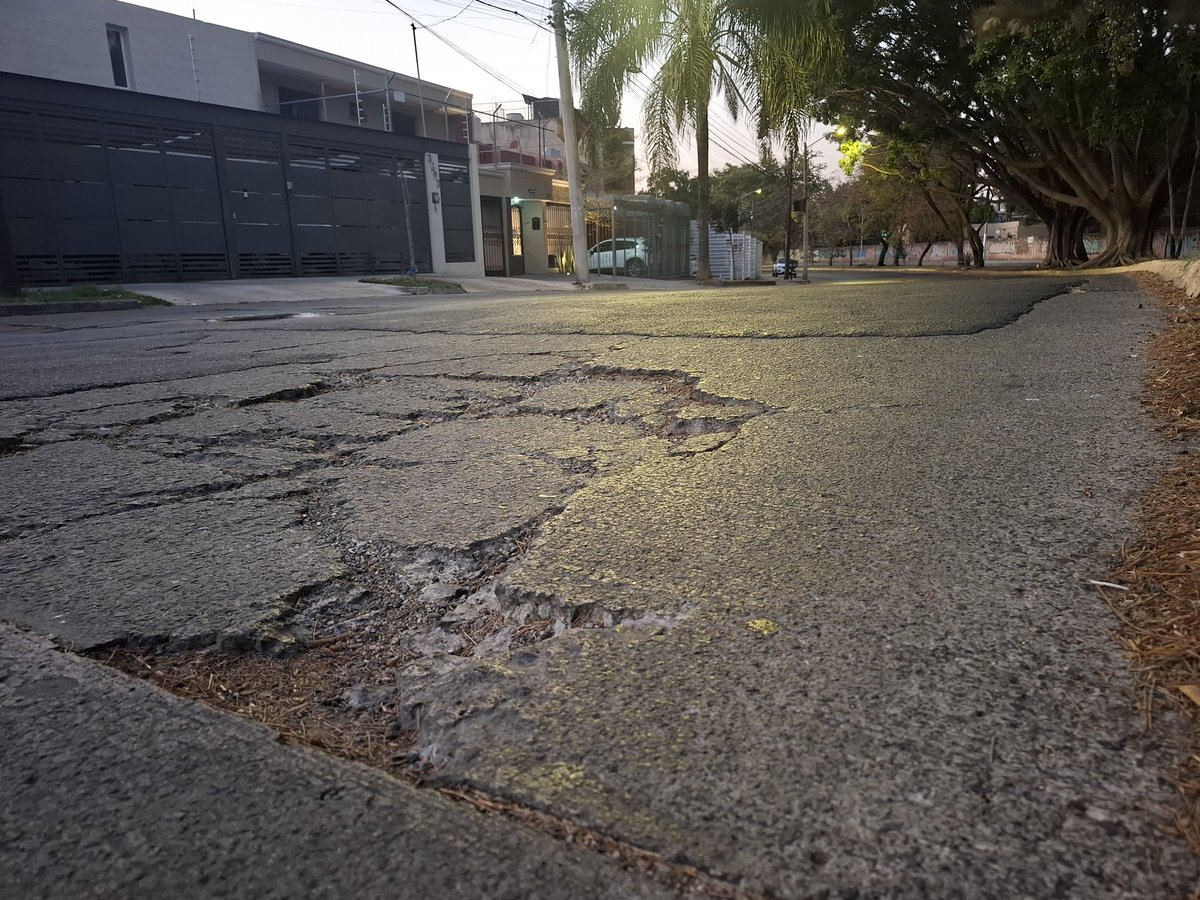 siguealLic's tweet photo. @siapagdl @Trafico_ZMG Alcantarilla rota lleva varias llantas dañadas y SIAPA ni sus luces pese a reportes de hace 3 meses frente a Av Topacio 3499, Sta. Eduwiges, 44580 Guadalajara, Jal. Y justo a un lado del mismo, se ha estado hundiendo el pavimento @GuadalajaraGob https://t.co/hByNG1zdIz