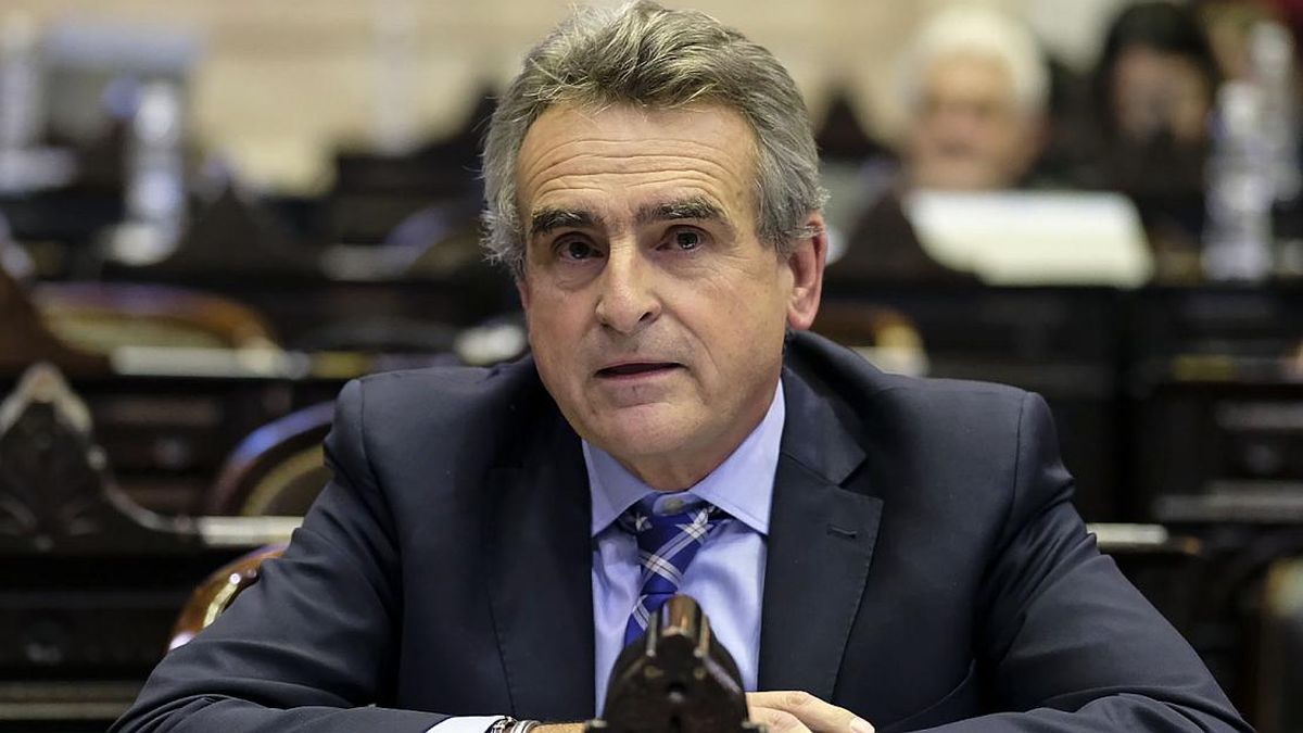 Agustín Rossi ayer votó en contra de la Ley Penal Juvenil. Es decir, votó en contra de bajar la edad de imputabilidad. Es el mismo que perdió un misil y que quería ser vicepresidente. De la que nos salvamos 🙏 Hay que exponerlos uno por uno. Kirchnerismo nunca más.