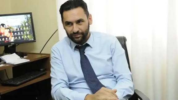 Este es Martín Zárate, juez suspendido por promover usurpaciones de tierras para después pedir coimas para que los dueños la recuperen. Sí, es peronista.