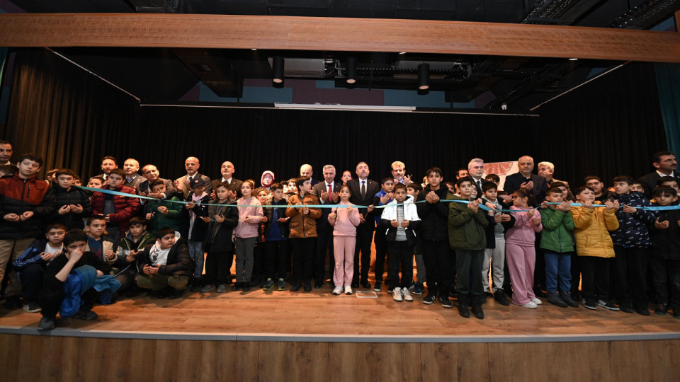 115 YENİ DİNİ VE SOSYAL MERKEZ TOPLU AÇILIŞ TÖRENİYLE HİZMETE BAŞLADI 
Kahramanmaraş’ta yürütülen yeniden inşa ve ihya çalışmaları kapsamında tamamlanan dini ve sosyal merkezler, düzenlenen törenle hizmete açıldı. memleket46.com/115-yeni-dini-…