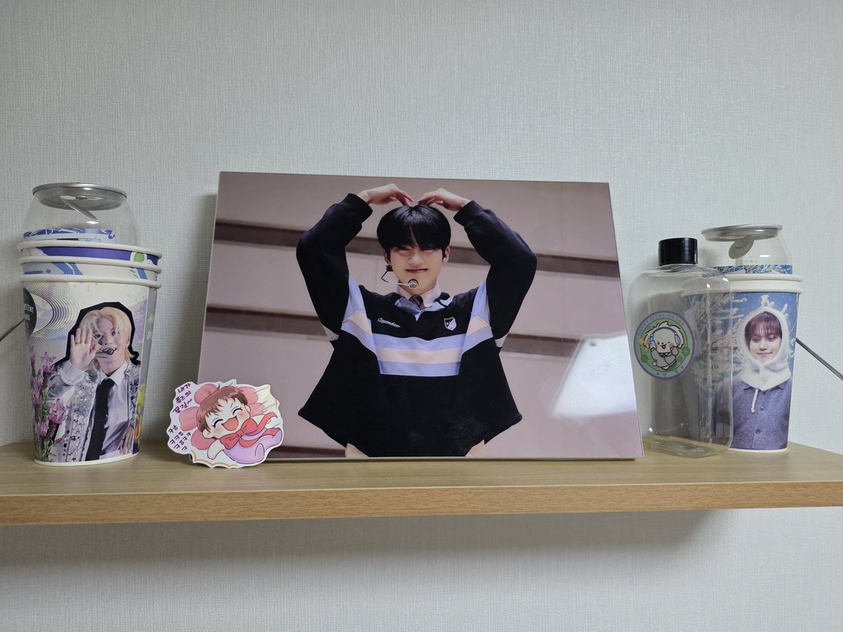 <a href="/Seungjunday/">승준로 ❀</a> 생일 플라워샵 이벤트 열어주신 덕분에 구경 잘 했었는데 후기 이벤트까지 뽑아주신 덕에 넘 행복했어요😭💜! 감사해요
플라워샵 때 전시해두신 사진 다 예뻤는데 그 중 하나를 무려 아크릴 액자로! 받게 되어서 기뻤습니다🥰
드디어! 오늘 액자 도착했는데 역시 실물이 사기적으로!