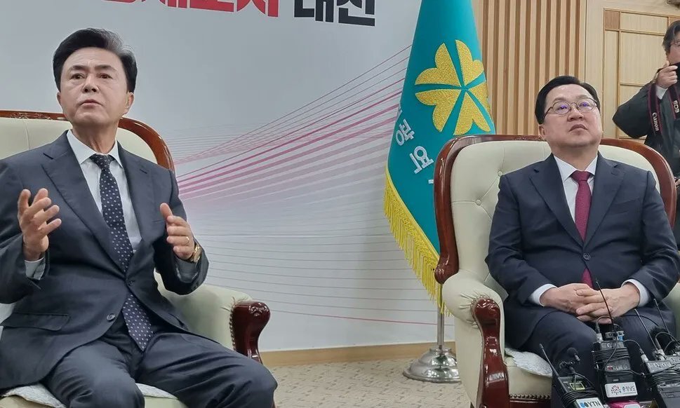 충남과 대전을 통합하게 해달라던 국민의힘.

민주당이 화답하며 법안을 통과시키자 갑자기 반대하기 시작했습니다.

충남과 대전은 통합이 되면 안된답니다.

정치를 우습게 생각한다는 비판이 제기되고 있습니다.