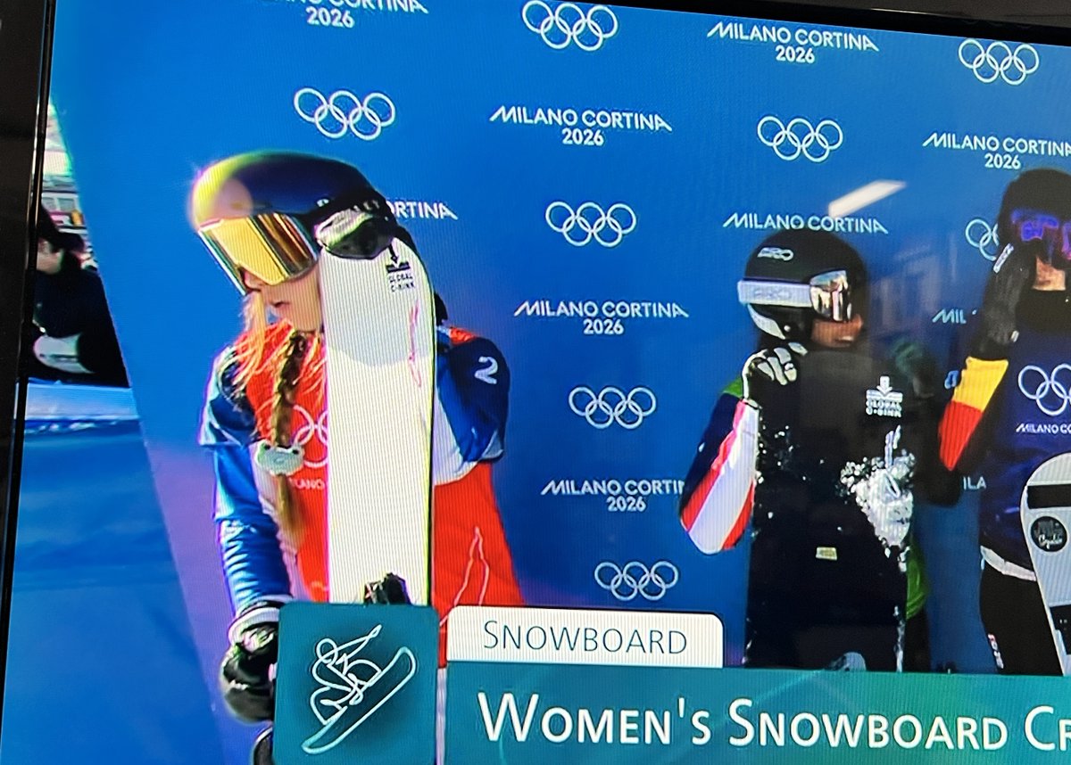 女子スノーボードクロス、フランスのレア・カスタ選手、おさげの先に
