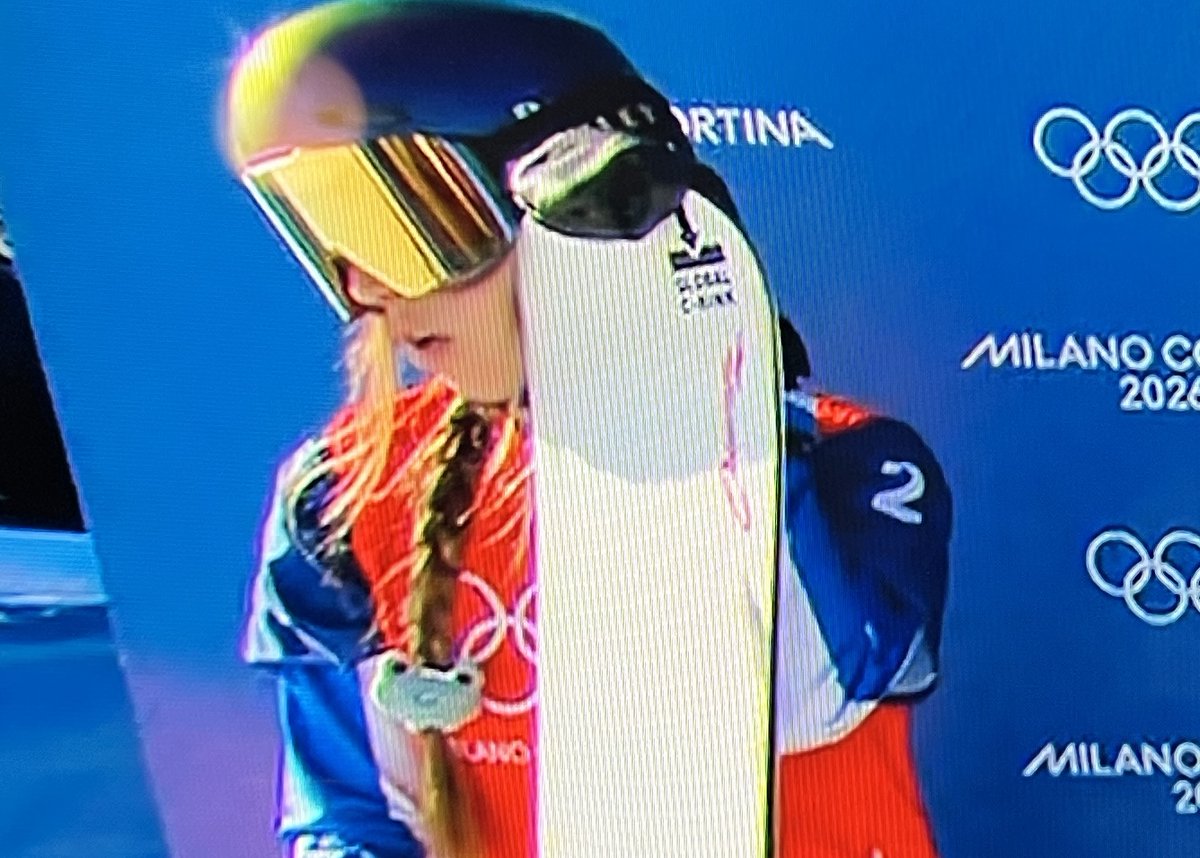 女子スノーボードクロス、フランスのレア・カスタ選手、おさげの先に