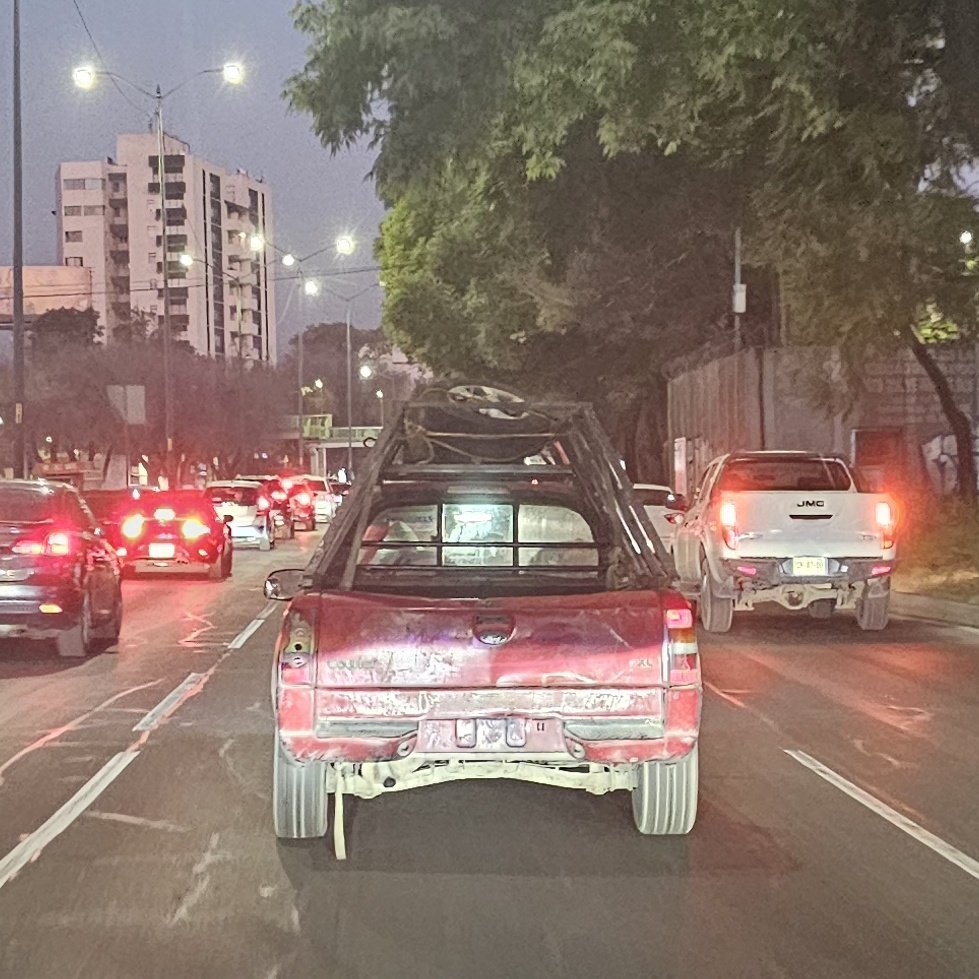 Son geniales, ¿que hoy no circula qué placas?

Pues mejor se las quito, así no aplica.

Total, ¿a poco hay autoridad que les diga algo?