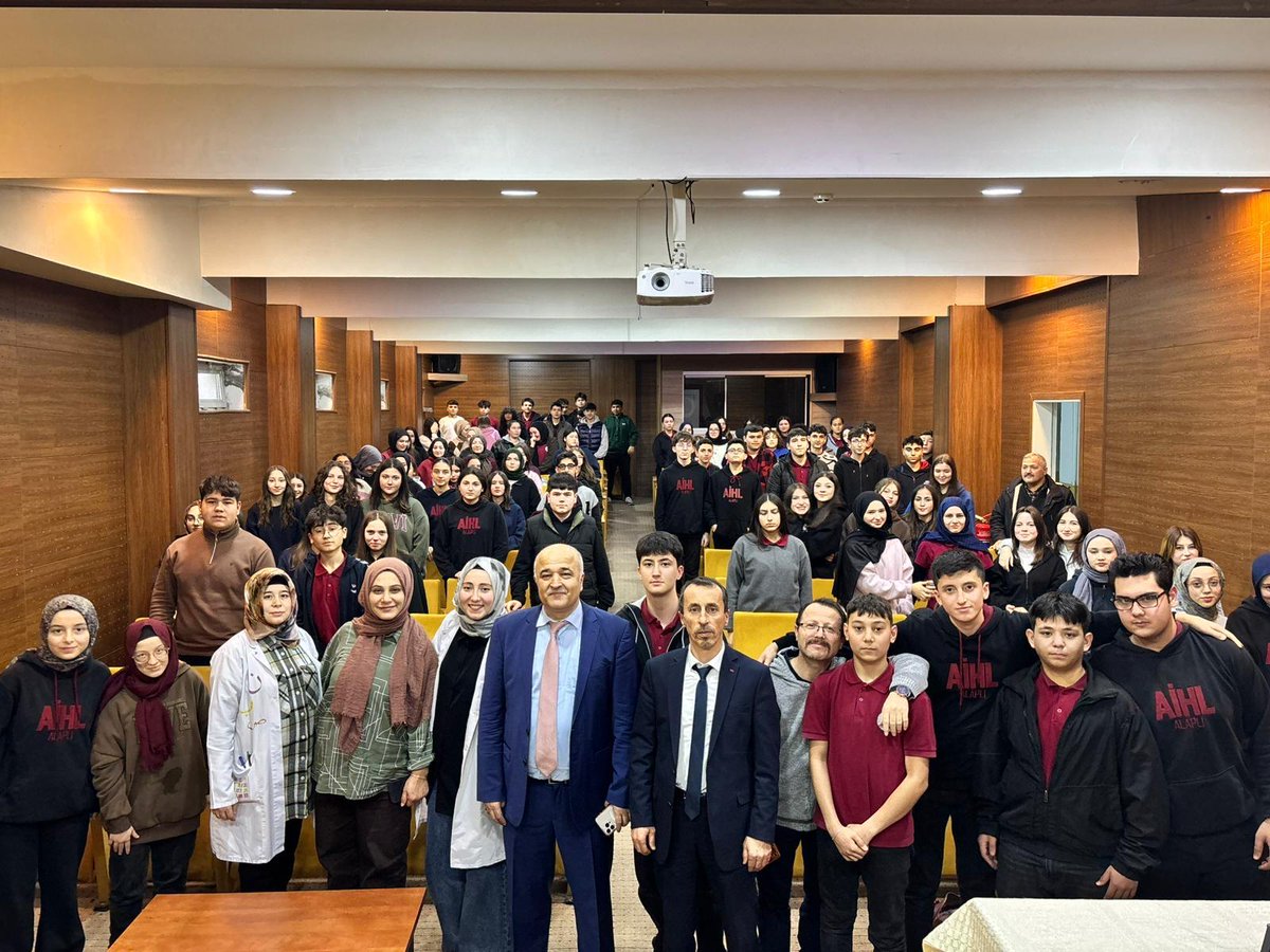 alaplimem's tweet photo. İlçe Milli Eğitim Müdürümüz Sayın Cevat Çevik Öğrencilerle Buluştu

İlçe Milli Eğitim Müdürümüz Sayın Cevat Çevik, HİKMET Projesi kapsamında Alaplı Anadolu İmam Hatip Lisesi Fen ve Sosyal Bilimler Proje Okulu’nda düzenlenen etkinlikte öğrencilerle bir araya geldi.

Gerçekleştirilen programda eğitim hayatı, hedef belirleme, kariyer planlaması ve sosyal gelişimin önemi üzerine konuşan Müdürümüz Çevik, öğrencilerle tecrübelerini paylaştı. Başarının disiplinli çalışma, doğru hedef belirleme ve güçlü bir motivasyonla mümkün olduğunu vurgulayarak, gençlere kendilerini her alanda geliştirmeleri tavsiyesinde bulundu.

Öğrencilerin sorularını da yanıtlayan İlçe Milli Eğitim Müdürümüz, eğitim sürecinin yalnızca akademik başarıdan ibaret olmadığını, sosyal, kültürel ve sportif faaliyetlerin de bireyin gelişiminde önemli rol oynadığını ifade etti.

Samimi bir atmosferde gerçekleşen program, öğrencilerin yoğun ilgisiyle tamamlandı. Okul yönetimi, nazik ziyaretleri ve değerli paylaşımları dolayısıyla İlçe Milli Eğitim Müdürümüz Cevat Çevik’e teşekkür etti.

@tcmeb @Yusuf__Tekin @uygarkeskin @cevatcevik67