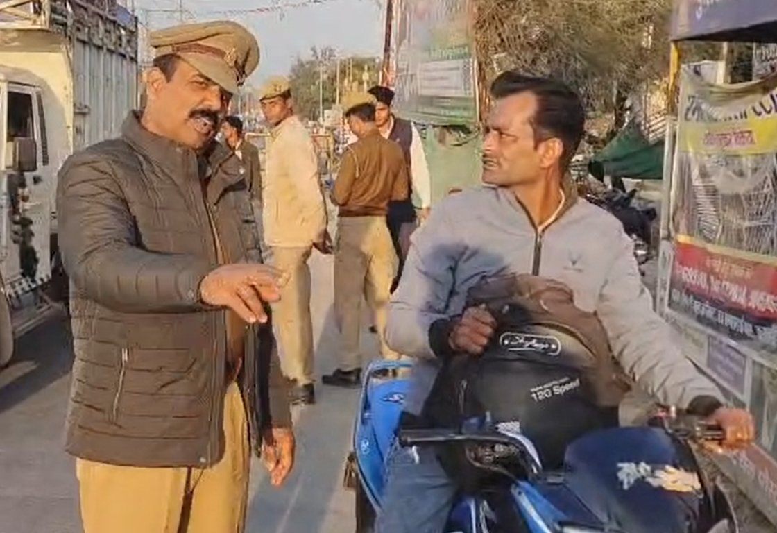 bstvlive's tweet photo. मैनपुरी : ट्रैफिक पुलिस ने चलाया वाहन चेकिंग अभियान
➡चेकिंग अभियान में 202 वाहनों के चालान किए
➡202 वाहनों पर 2.70 लाख का किया जुर्माना
➡SP के निर्देश में चलाया गया चेकिंग अभियान
➡शहर कोतवाली के करहल चौराहे पर अभियान
#TrafficChecking #VehicleChallan #ManpurPolice @mainpuripolice