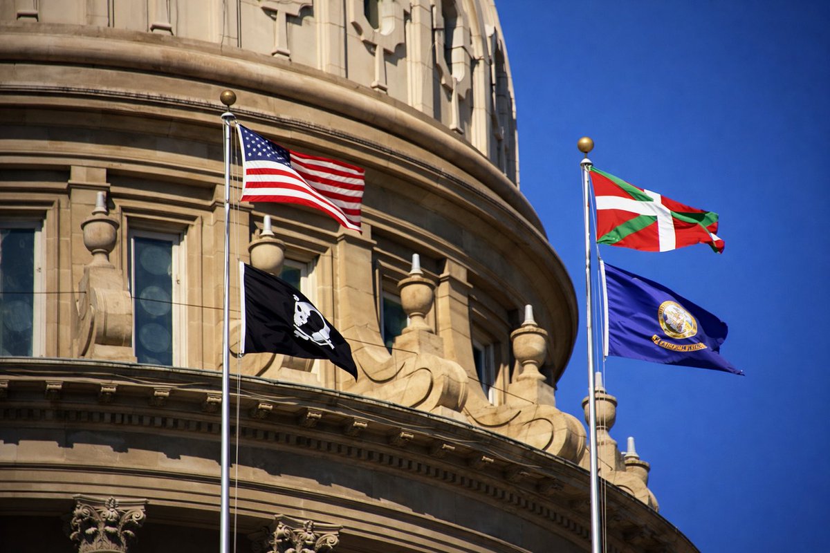 Albiste aparta Euskadirentzat eta euskal diasporarentzat: guztion artean egindako lanari esker ikurrinak jarraituko du Idahoko eraikinetan.

Lortu dugu! 💚🤍❤️