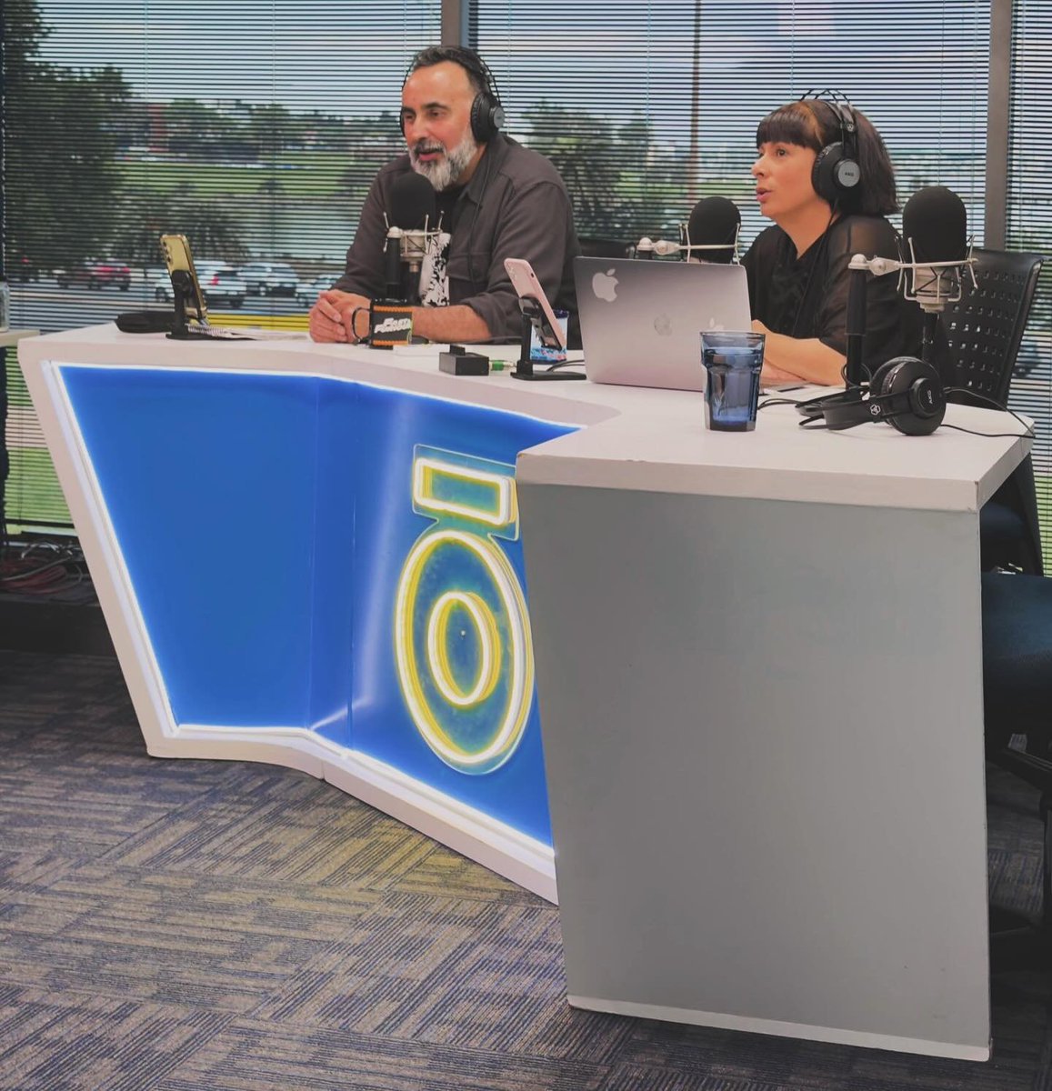 Hoy es el día internacional de la radio. El medio de comunicación más hermoso del mundo. Un día con <a href="/UmpierrezWilmar/">Wilmar Umpierrez</a> dijimos “vamos a hacer un programa de cine?”. Y lo hicimos. En breve volvemos. Feliz día a todos los talentosos colegas con los que comparto este amor. ♥️📻