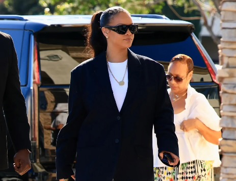 shinemycrown's tweet image. Off The Runway, Still On Trend: Rihanna’s Blazer, Jeans, And Loafers Define Effortless Fall Style shinemycrown.com/off-the-runway… #RihannaFashion #FallStyle #OOTD #StreetStyle #FashionTrend