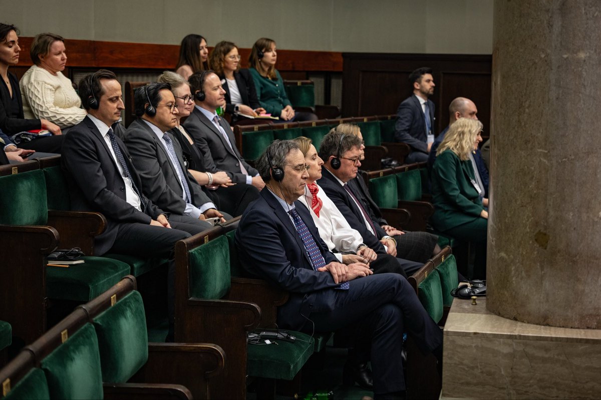 Historia powtarza się na naszych oczach. 
W Polskim Sejmie pojawili się obrońcy demokracji z obcych krajów.  
Brońmy Rzeczypospolitej!