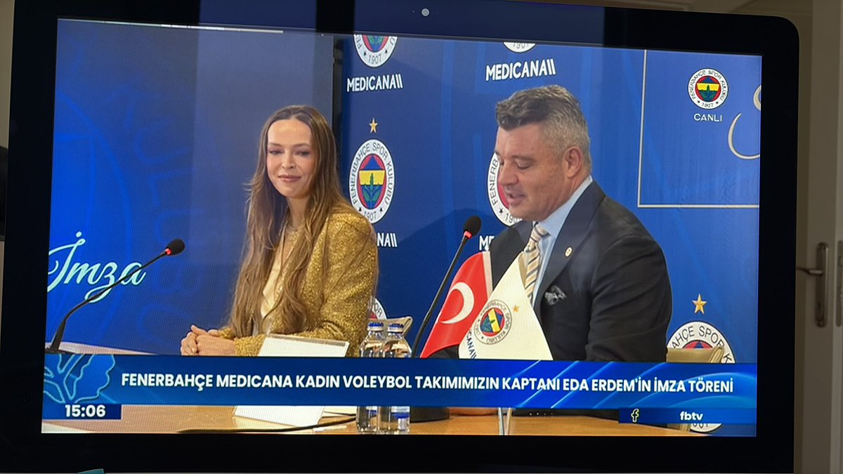 SBK1907's tweet photo. İmza töreni toplantı saatime denk gelse bile biter bitmez geriye sarıp izlerim. 
Canım kaptanım 💙 @edaerdem14 https://t.co/2DzsX8t88A
