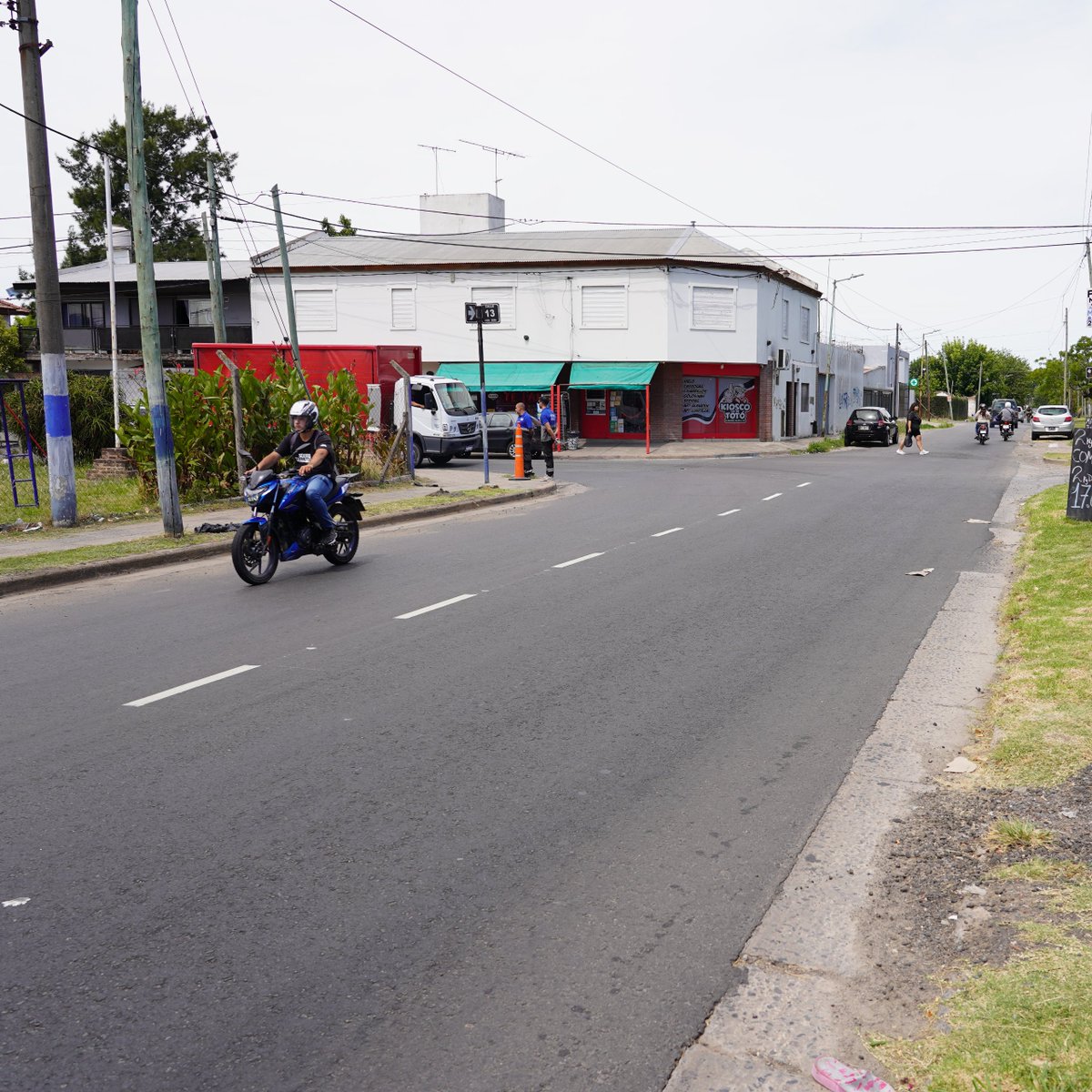 Julio_Alak's tweet photo. 🚧 Inauguramos la pavimentación asfáltica de calle 12 bis entre 80 y 85

Esta obra forma parte del Plan de Mantenimiento Urbano que prevé la intervención de 151 calles en Villa Elvira.

Los trabajos en esta localidad incluyen el recambio de 17 mil luminarias, la iluminación de 250 nuevas calles, la puesta en valor de dos plazas y la construcción de 252 cruces de conductos pluviales.

Todo esto es parte de una decisión clara: tener presencia en cada barrio para ordenar la ciudad, ponerla linda y mejorar la calidad de vida de nuestros vecinos.