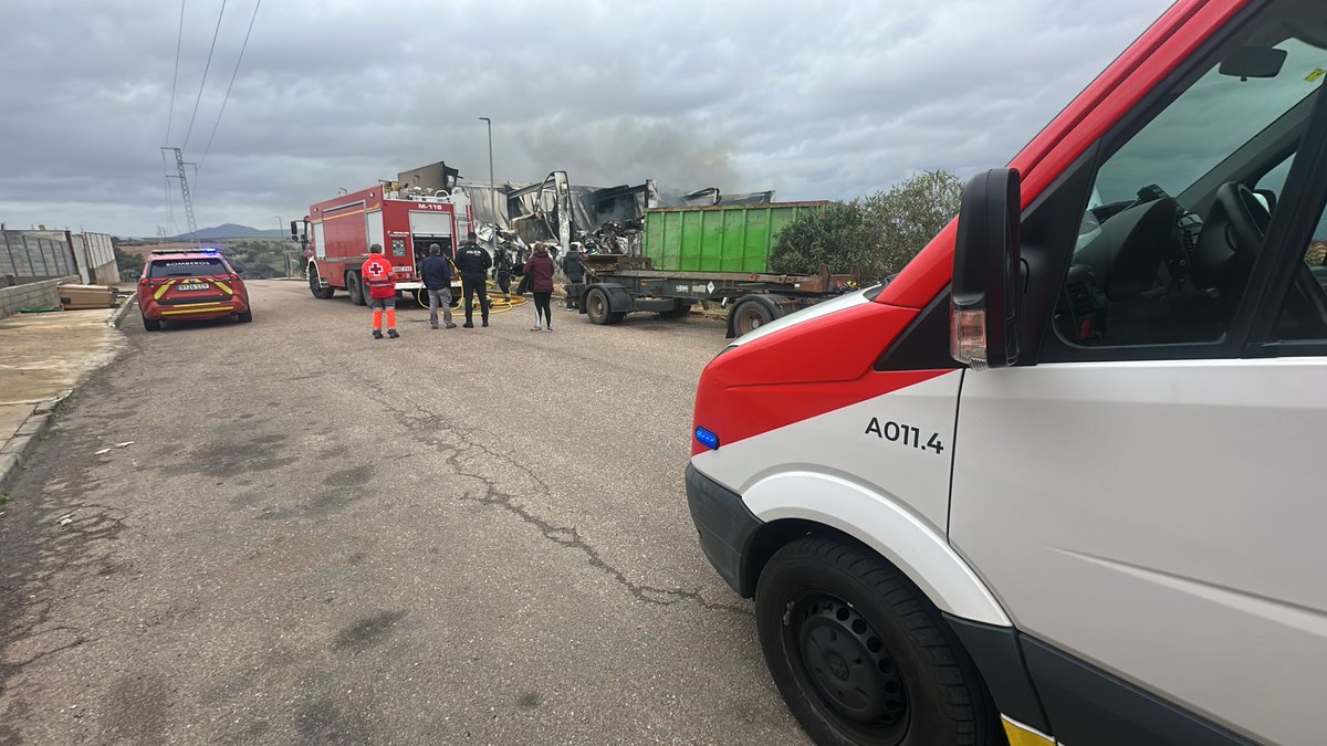 CruzRojaEX's tweet photo. Movilizada unidad de @CRE_Emergencias para dar cobertura preventiva a los trabajos de extinción de #Bomberos @DipdeBadajoz del #Incendio de una Nave Industrial en Lobón. https://t.co/1iYgvpniRv