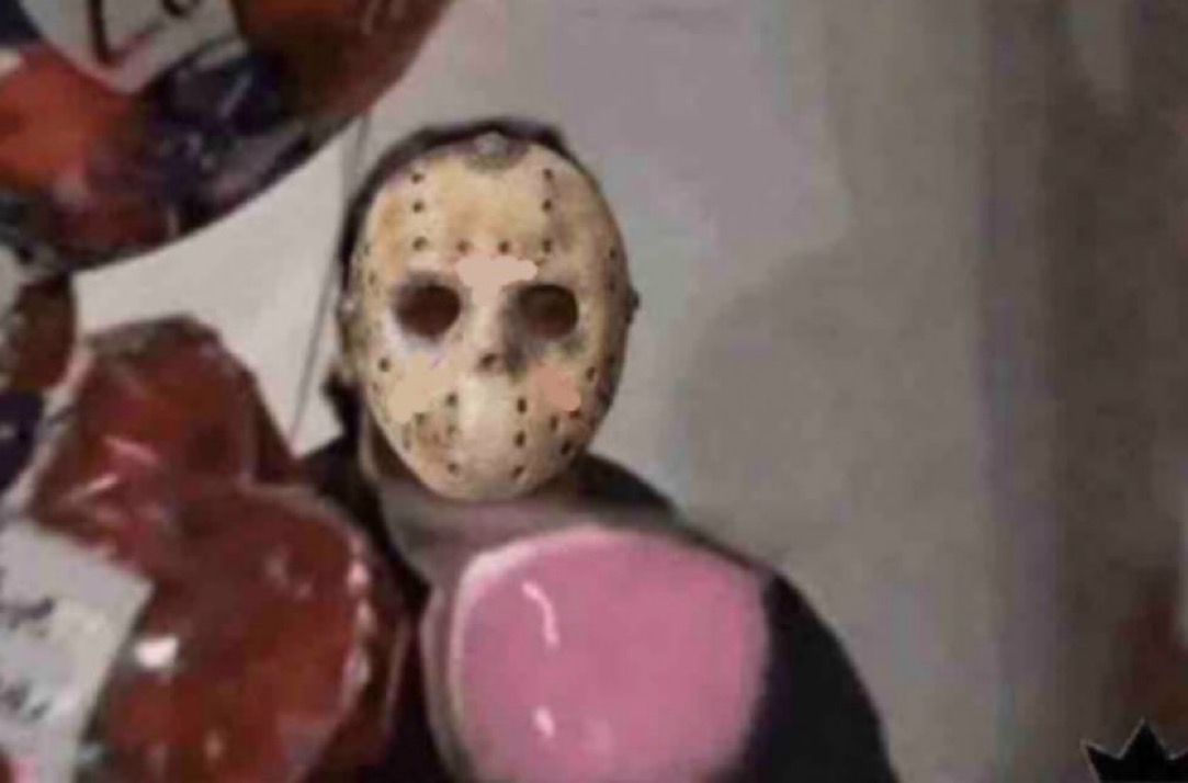 — ¿Qué haces aquí?

— Es viernes 13