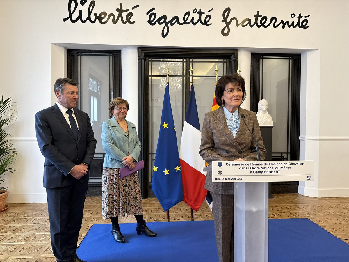 hervecael's tweet photo. Un beau moment d’honneur et de reconnaissance !
Remise de l’insigne de Chevalier dans l’Ordre National du Mérite à Cathy Herbert, actuellement Directrice Générale du Centre Communal d’Action Sociale (CCAS) de la Ville de Nice.
Cette distinction lui a été remise par la sénatrice Dominique Estrosi Sassone, en présence du maire de Nice Christian Estrosi.
👏 Félicitations Cathy pour ton engagement au service des Niçoises et des Niçois !