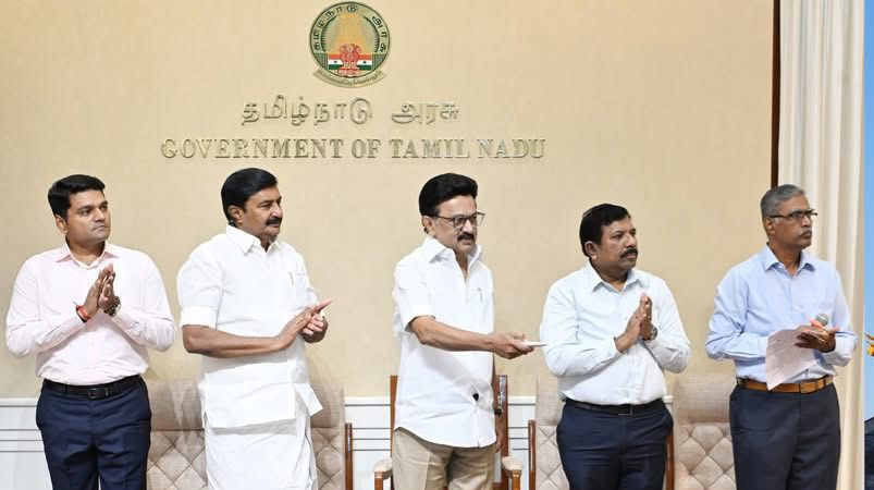 mp_saminathan's tweet photo. (13.2.2026) தமிழ் வளர்ச்சி மற்றும் செய்தித் துறை சார்பில், நாமக்கல் மாவட்டம், நவணி தோட்டக்கூர்பட்டி கிராமத்தில் 2 கோடியே 66 இலட்சம் ரூபாய் செலவில் சென்னை மாகாணத்தின் முன்னாள் முதலமைச்சர் டாக்டர் ப. சுப்பராயன் அவர்களுக்கு மார்பளவு சிலையுடன் கூடிய அரங்கம், அரியலூர் மாவட்டம், கீழப்பழுவூர் கிராமத்தில் 3 கோடி ரூபாய் செலவில் இந்தித் திணிப்பினை எதிர்த்துப் போராடி முதன் முதலில் உயிர்த் தியாகம் செய்த கீழப்பழுவூர் சின்னச்சாமி அவர்களுக்கு அரங்கம், ஈரோடு மாவட்டம், அரச்சலூர் ஓடாநிலையில் அமைந்துள்ள தீரன் சின்னமலை மணிமண்டப வளாகத்தில் 1 கோடி ரூபாய் செலவில் நிறுவப்பட்டுள்ள குதிரையின் மேல் அமர்ந்தபடி உள்ள தீரன் சின்னமலை அவர்களின் வெண்கலச் சிலை, கரூர் மாவட்டம், எல்லைகாட்டு ராமச்சந்திரபுரம் கிராமத்தில் 50 இலட்சம் ரூபாய் செலவில் கரூர் முன்னாள் நாடாளுமன்ற உறுப்பினர் சி.முத்துசாமி அவர்களுக்கு திருவுருவச் சிலை ஆகியவற்றை மாண்புமிகு தமிழ்நாடு முதலமைச்சர் திரு.மு.க.ஸ்டாலின் அவர்கள் காணொலிக் காட்சி வாயிலாக திறந்து வைத்தார்.

#MKStalin #UdhayStalin #MPSaminathan #DMKforTN