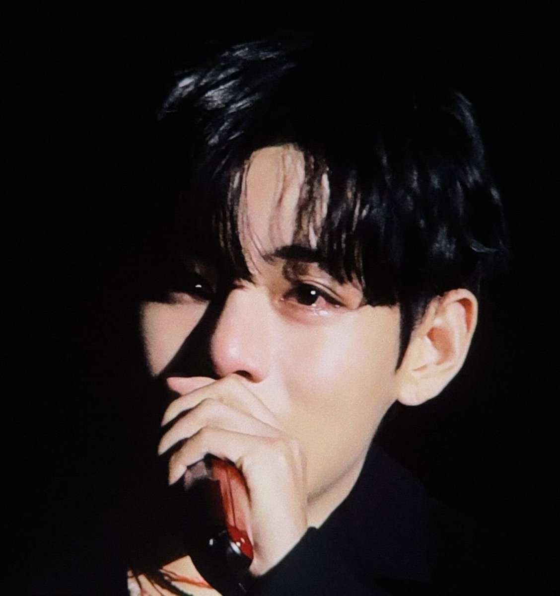 จะร้องไห้ กุกวีรักการแสดงบนเวทีมากจริง ๆ เพราะมันคือที่ของเขาอ่ะ ㅠㅠ

พี่จองกุกร้องไห้                          น้องแทร้องไห้อยู่
เพราะอยากขึ้นบนเวที               หลังเวทีเพราะ
และอยากแสดง                          คิดถึงอาร์มี่มากๆ