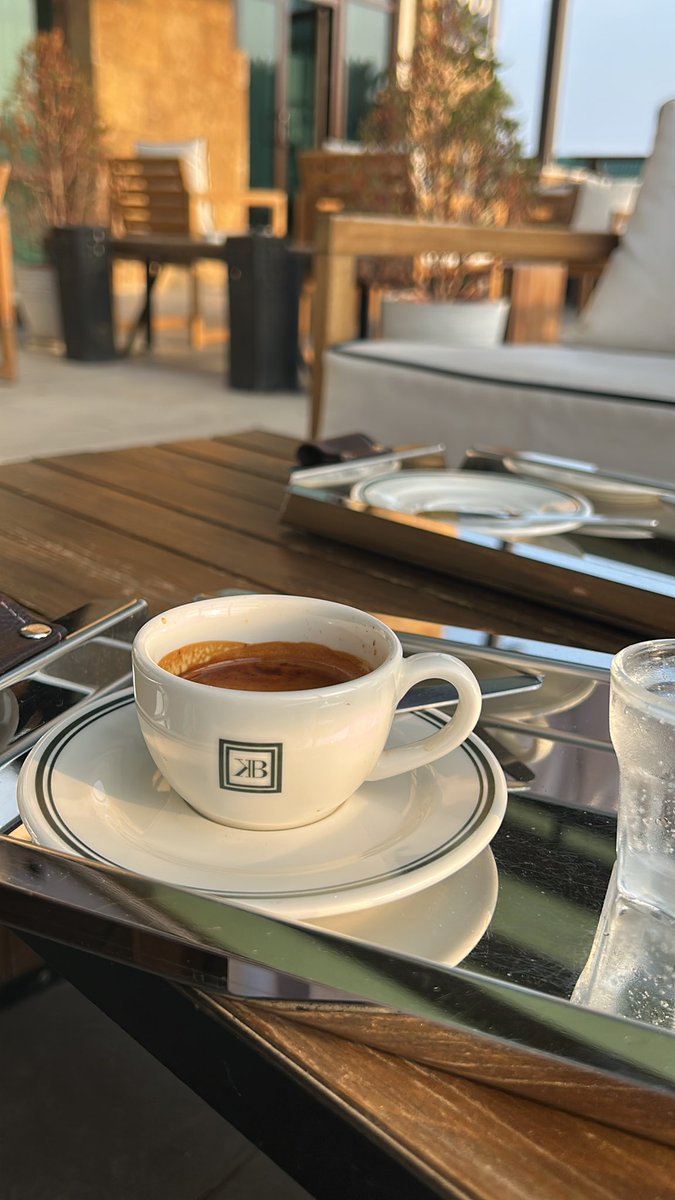 يسسسعد مسسساكم 

فنجالها لو ذاقه أيّات دكتور
يعطيني العشرة ومعها شهاده