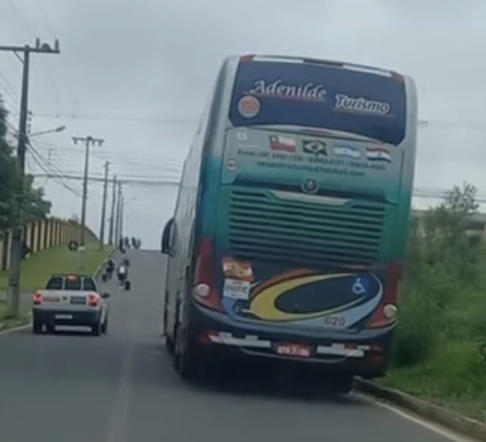 Ônibus que trazia a delegação do Criciúma quebrou na manhã desta sexta-feira (13), pertinho das 9h da manhã, praticamente na esquina do CT Antenor Angeloni. Os jogadores precisaram descer e completar o trajeto a pé para buscar os carros após o empate em 2x2 com o Concórdia pela