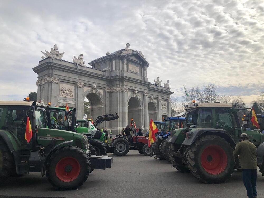 FendtSpain's tweet photo. 💚 Sabemos que no son tiempos fáciles.
Desde Fendt queremos mostrar nuestro apoyo y respeto a quienes sostienen algo esencial para todos: la alimentación y la tierra. 🌾
Porque el campo no es ruido. Es esfuerzo, vocación y futuro. Y en ese futuro, estamos a vuestro lado. 🤝🚜 https://t.co/okCEDybRnU