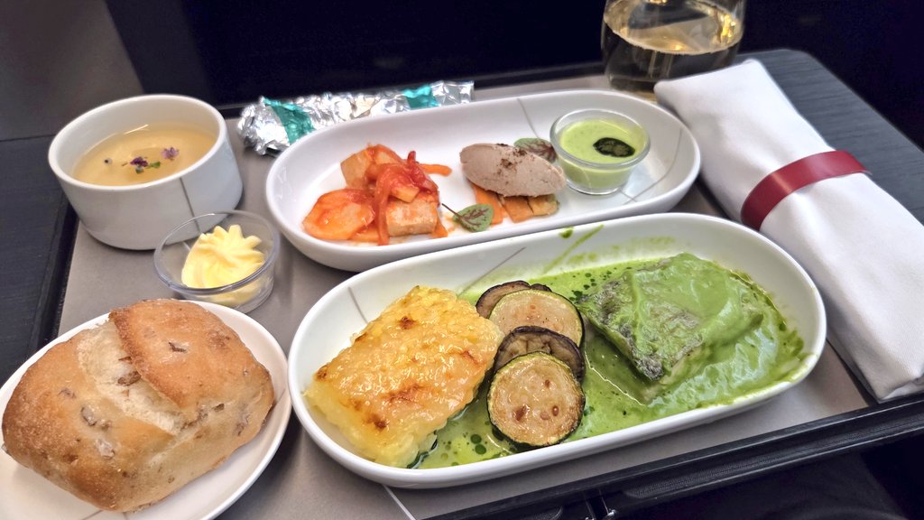 JgcYou's tweet photo. 今夜のディナー😋🍴
左上の洋梨のムースが絶品でした✨ https://t.co/XMA2EgY3yk