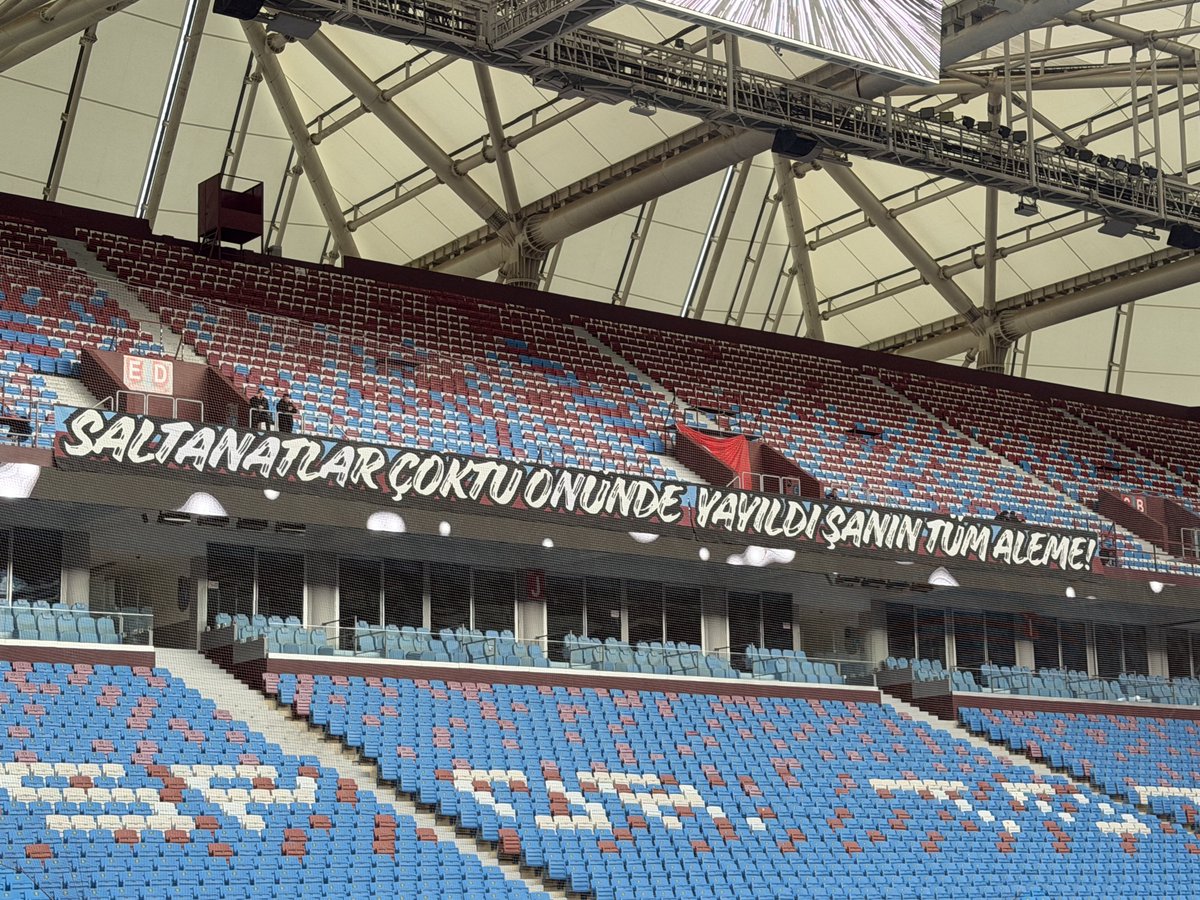 SALTANATLAR ÇÖKTÜ ÖNÜNDE, YAYILDI ŞANIN TÜM ALEME!

Fenerbahçe maçı öncesi Avni Aker’de hazırlıklarımızı tamamladık. 

Grup üyelerimizle birlikte maça hazırız.