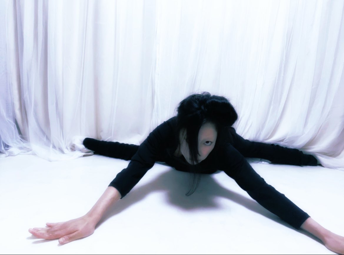 スプリットから鬼捻り🪢
ホラーみたいになった
よく分からないポーズ
最近柔軟サボっていたけど捻りは強化されていた