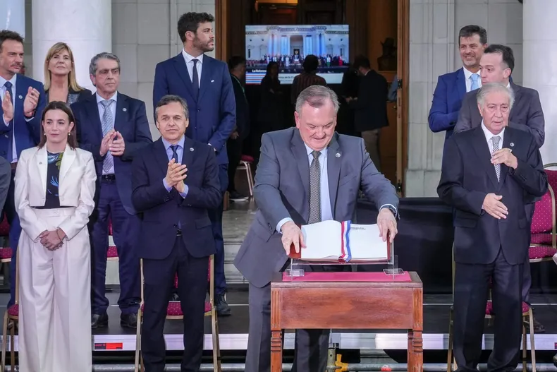 TEMPORADA DE ROSCA 📌 Ley de Municipios en Santa Fe: las viceintendencias y los cambios en los concejos demoran el acuerdo en Unidos

🔗 letrap.com.ar/c5421875
✍️ <a href="/AgustinVissio/">Agu Vissio</a>
