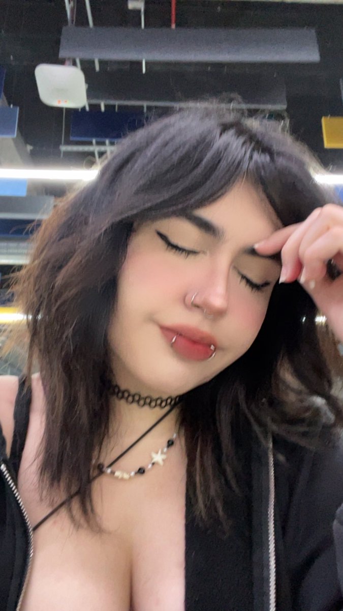 Bro, qué loco que mi vida cambió totalmente hace un año. No me esperaba nada de lo que se venía y mi tortura emocional comenzó desde mitad de febrero del año pasado. Neta cómo sufrí jsjsja viví una puta crisis mucho tiempo, m la hicieron jochis.