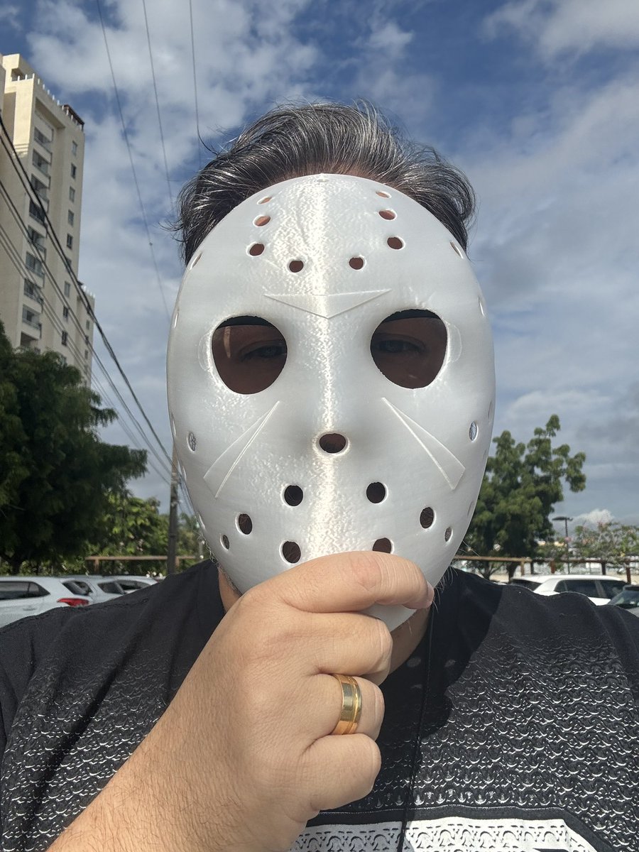 ZezinhoJr's tweet photo. Sexta-feira de carnaval… sexta-feira 13… foi por essas coisas úteis que comprei uma impressora 3D… https://t.co/XW69bhLcAm