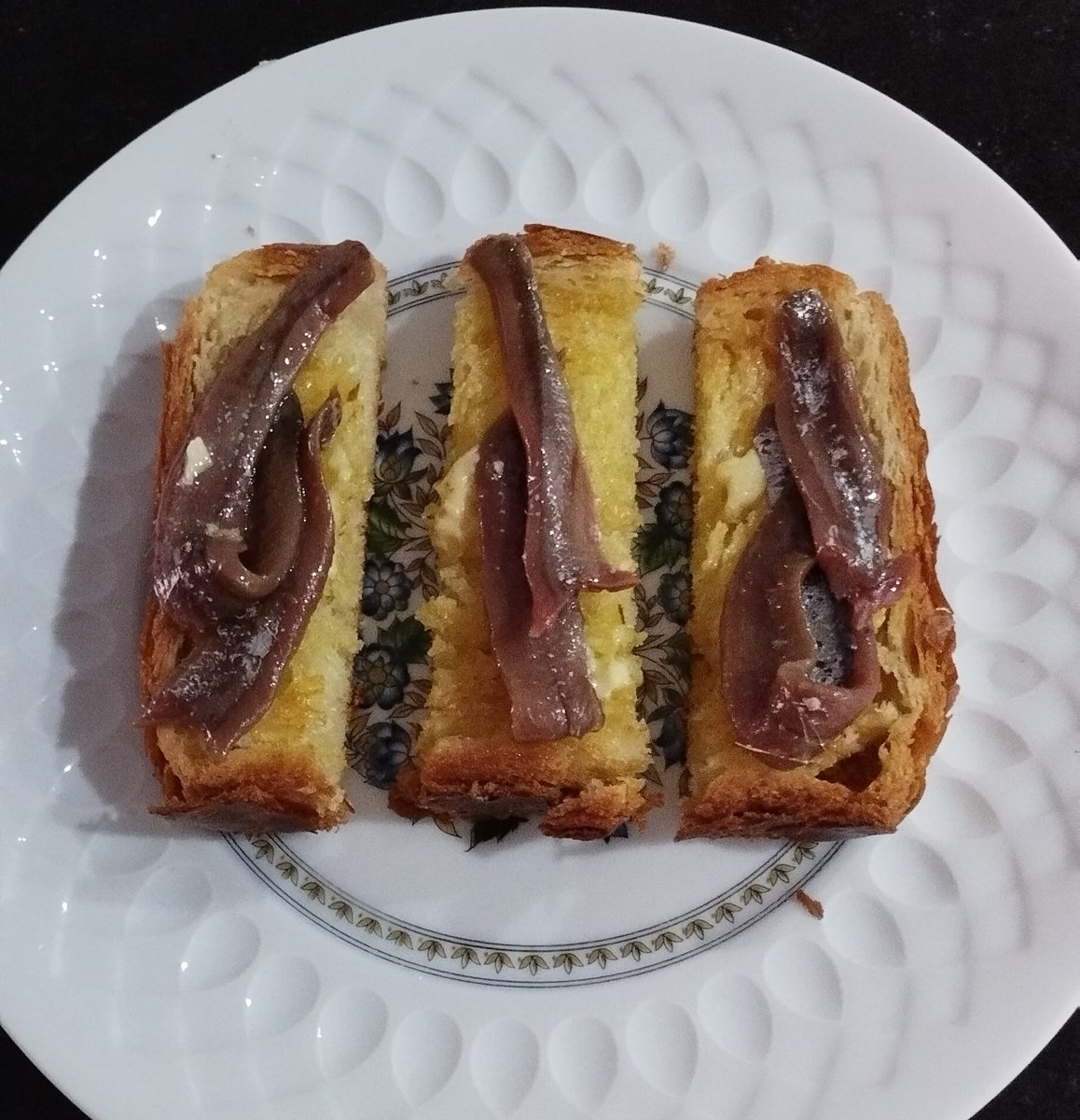 Tienes la primera rebanada del pan d molde de croissant de Mallorca, pues anchoas y mantequilla ahumada y ¡Qué rico! Luego, alcachofas y almejas, plato que hoy me ha regalado la maravillosa Chef ejecutiva. Derrotando la mojada semana.