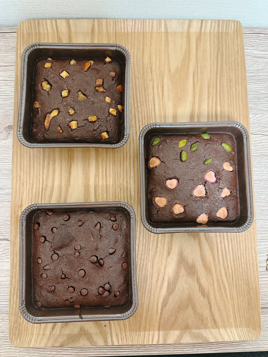 ชั้นพยายามแล้ว บ้านมีแต่หม้อทอดไร้น้ำมันเอะอะก็ยัดลงหม้อ บราวนี่🥹
ตอนอยู่ไทยใช้เตาอบดีๆได้สวยกว่านี้เยอะเลย
แต่เริ่มเก็ทละว่าหม้อเราไฟมันแร๊งแรงกว่าชาวบ้าน ทำอะไรออกมาตามสูตรไม่รอดสักลาย ต้องลดไฟลดเวลาไปเกือบครึ่ง มิน่าชั้นทำหมูกรอบไม่รอดตลอด