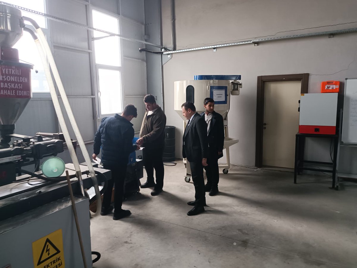 Yönetim Kurulu Başkanımız Mehmet Yetim, Yönetim Kurulu Üyemiz İbrahim Halil Satoğlu ile Meclis Üyelerimiz Ahmet Bulut ve Ali Korkmaz, ŞUTGEM’de düzenlenen Gazaltı Kaynakçılığı ve Plastik Enjeksiyon Üretim Elemanı Yetiştirme eğitimlerine katılan kursiyerlerimizi birlikte ziyaret