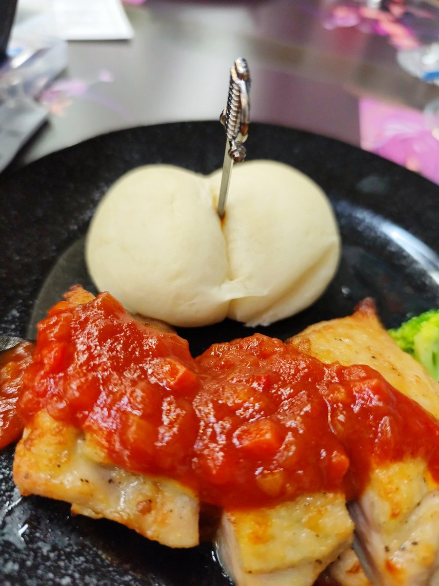 アニカフェ初日終了のTLを突如尻が襲う──！！