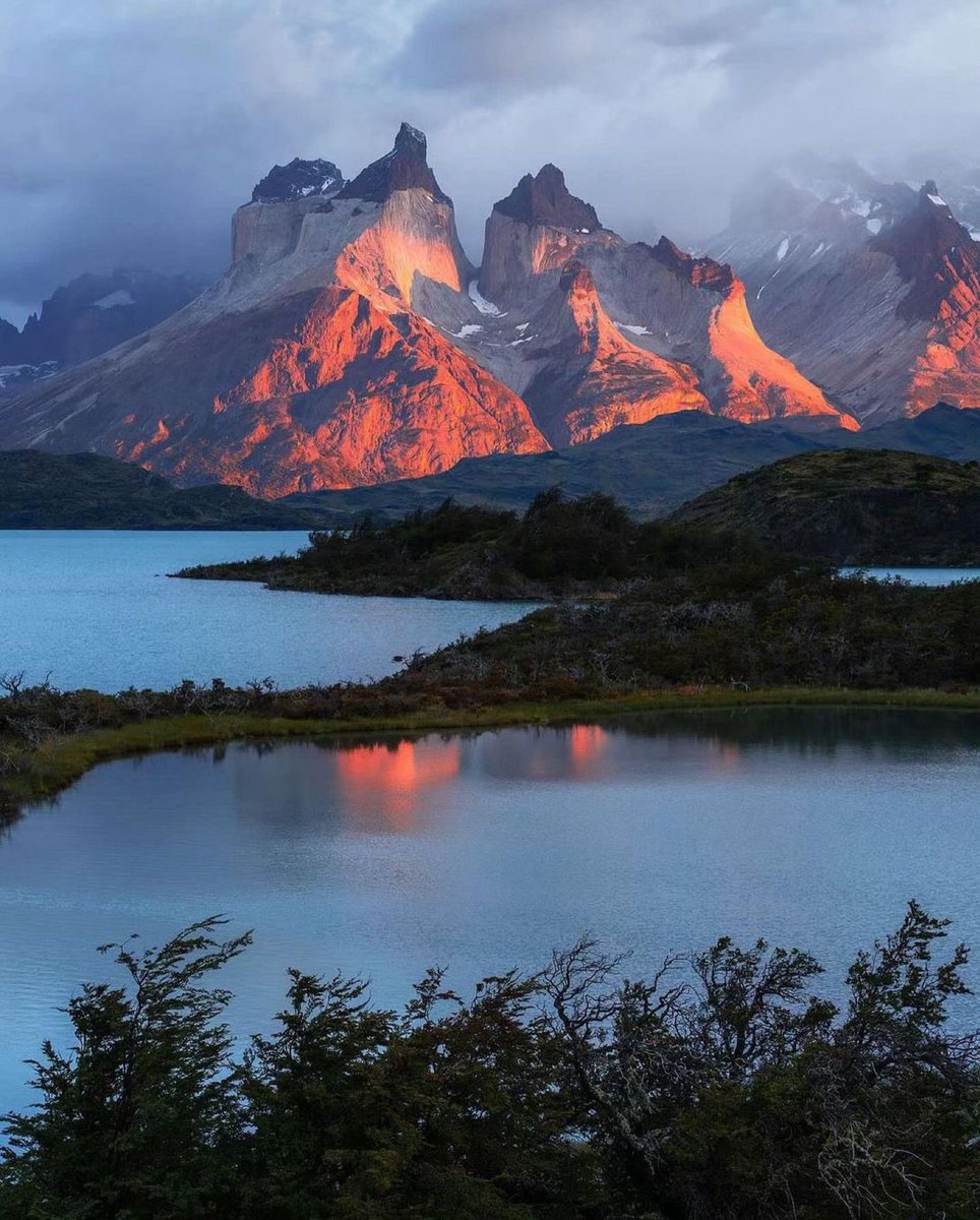Naji_alt's tweet photo. The mountains catch fire with sunset,
while the lake holds their quiet reflection.
Between flame and calm, the world finds its balance—
a moment where the wild learns how to be still.

#MountainGlow #SunsetFire #LakeReflections #NatureBalance #WildBeauty 🏔️🔥✨ https://t.co/vOgENTntyp