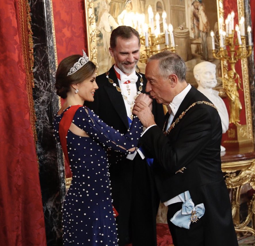 🇪🇸🇵🇹Los Reyes Don Felipe y Doña Letizia retomarán la visita oficial del presidente de Portugal, Rebelo de Sousa —que ya ha sido cancelada dos veces—, el próximo viernes 20 de febrero. Se trata de un acto con honores militares que tendrá lugar en el Palacio Real de Madrid y que